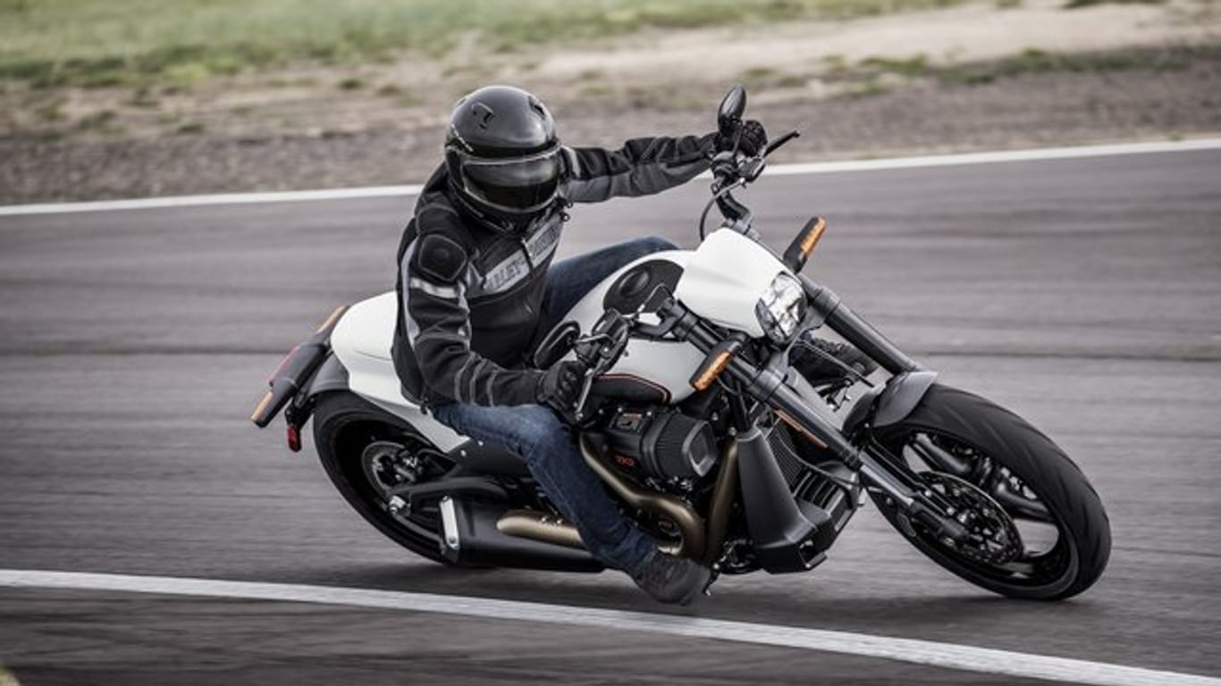 Sportliche Kurvenfahrt: Die Harley-Davidson FXDR 114 ermöglicht Schräglagen von über 32 Grad.