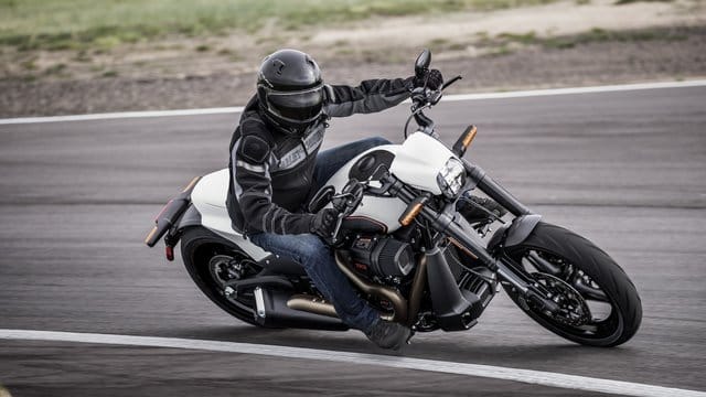 Sportliche Kurvenfahrt: Die Harley-Davidson FXDR 114 ermöglicht Schräglagen von über 32 Grad. Sportliche Kurvenfahrt: Die Harley-Davidson FXDR 114 ermöglicht Schräglagen von über 32 Grad.