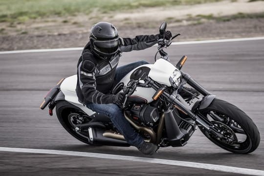 Sportliche Kurvenfahrt: Die Harley-Davidson FXDR 114 ermöglicht Schräglagen von über 32 Grad.