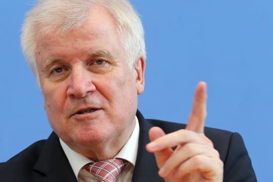 Bundesinnenminister Horst Seehofer will eine Debatte über die Rolle der Religion und ihr Verhältnis zum Staat anzustoßen.
