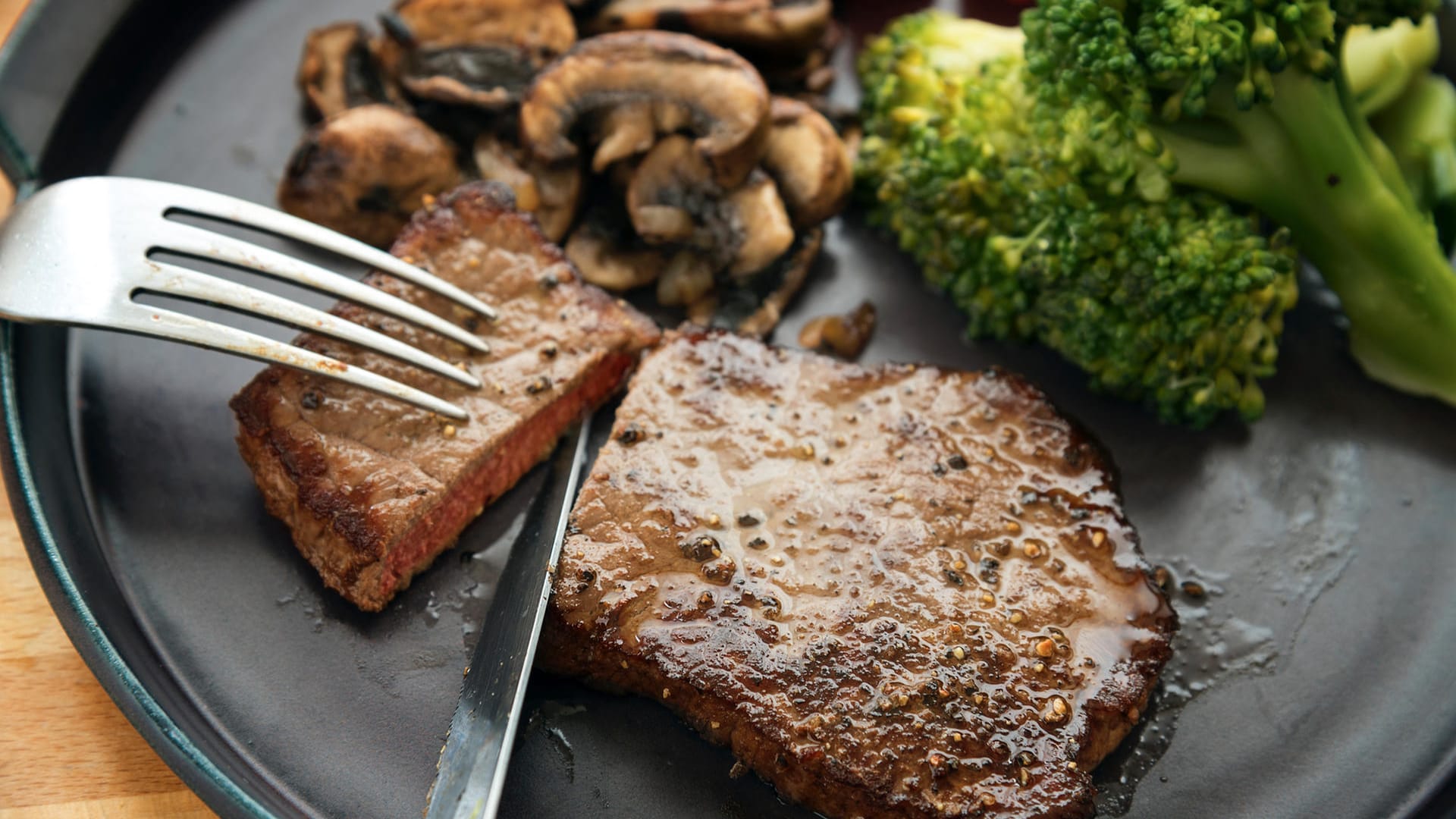 Fleisch, Pilze, Gemüse auf einem Teller