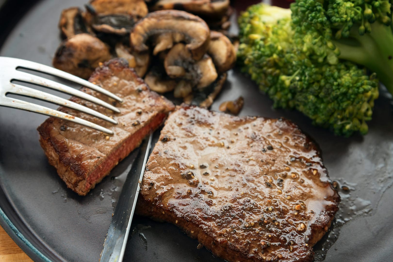 Fleisch, Pilze, Gemüse auf einem Teller