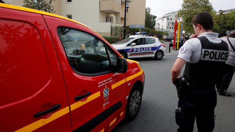 Polizei sichert in Trappes nahe Paris den Tatort: Ein Mann hat mit einem Messer mehrere Menschen attackiert.