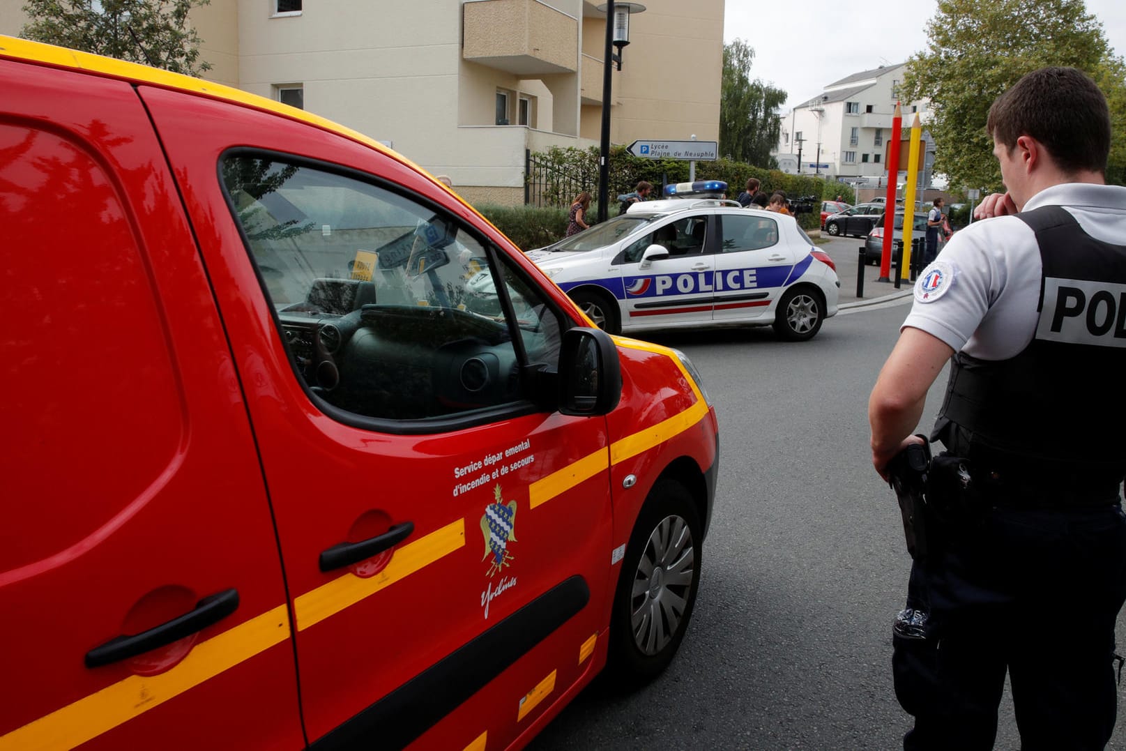 Polizei sichert in Trappes nahe Paris den Tatort: Ein Mann hat mit einem Messer mehrere Menschen attackiert.