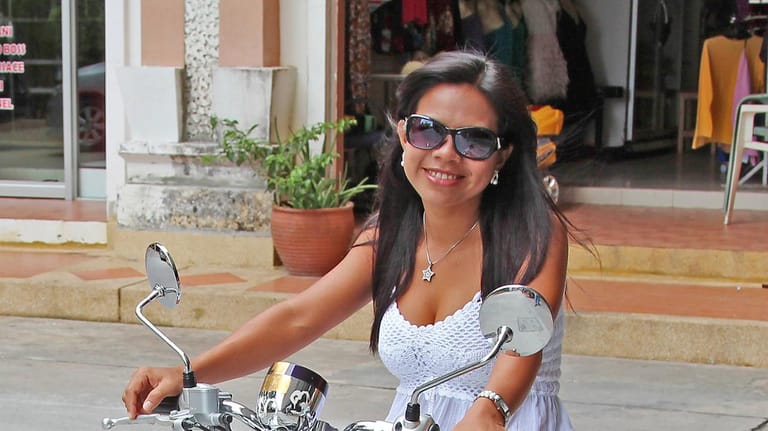 Junge Thailänderin auf Motorbike