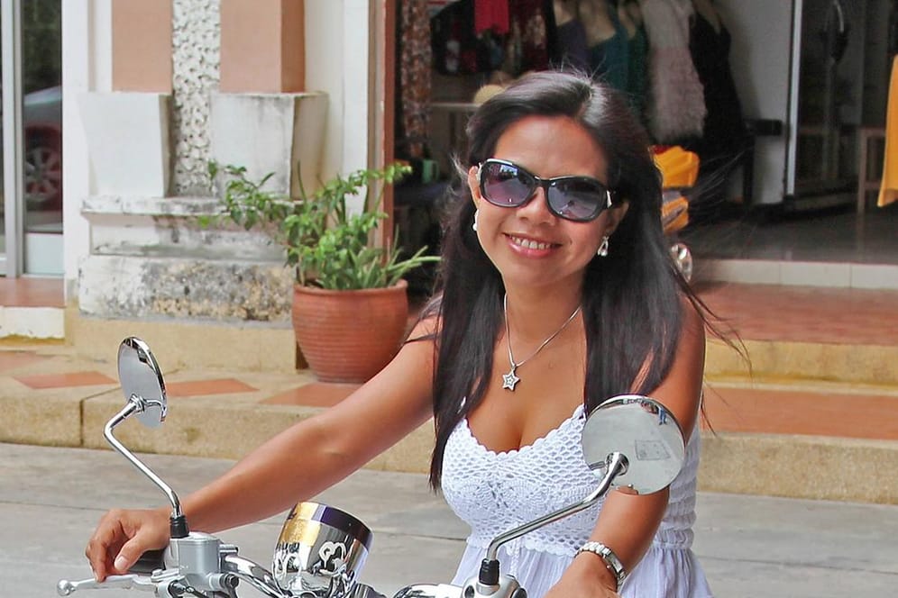 Junge Thailänderin auf Motorbike