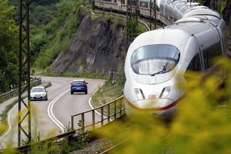 ICE der Deutschen Bahn auf der Fahrt durch Deutschland (Symbolbild): Die Deutsche Bahn hat angekündigt, sich an dem Ausbau des Glasfasernetzes in Deutschland zu beteiligen.