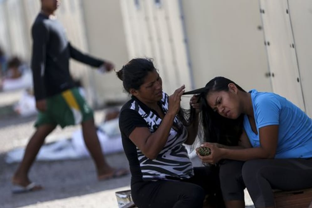 Eine Migrantin frisiert eine Freundin im Flüchtlingslager "Abrigo Rondon 1".