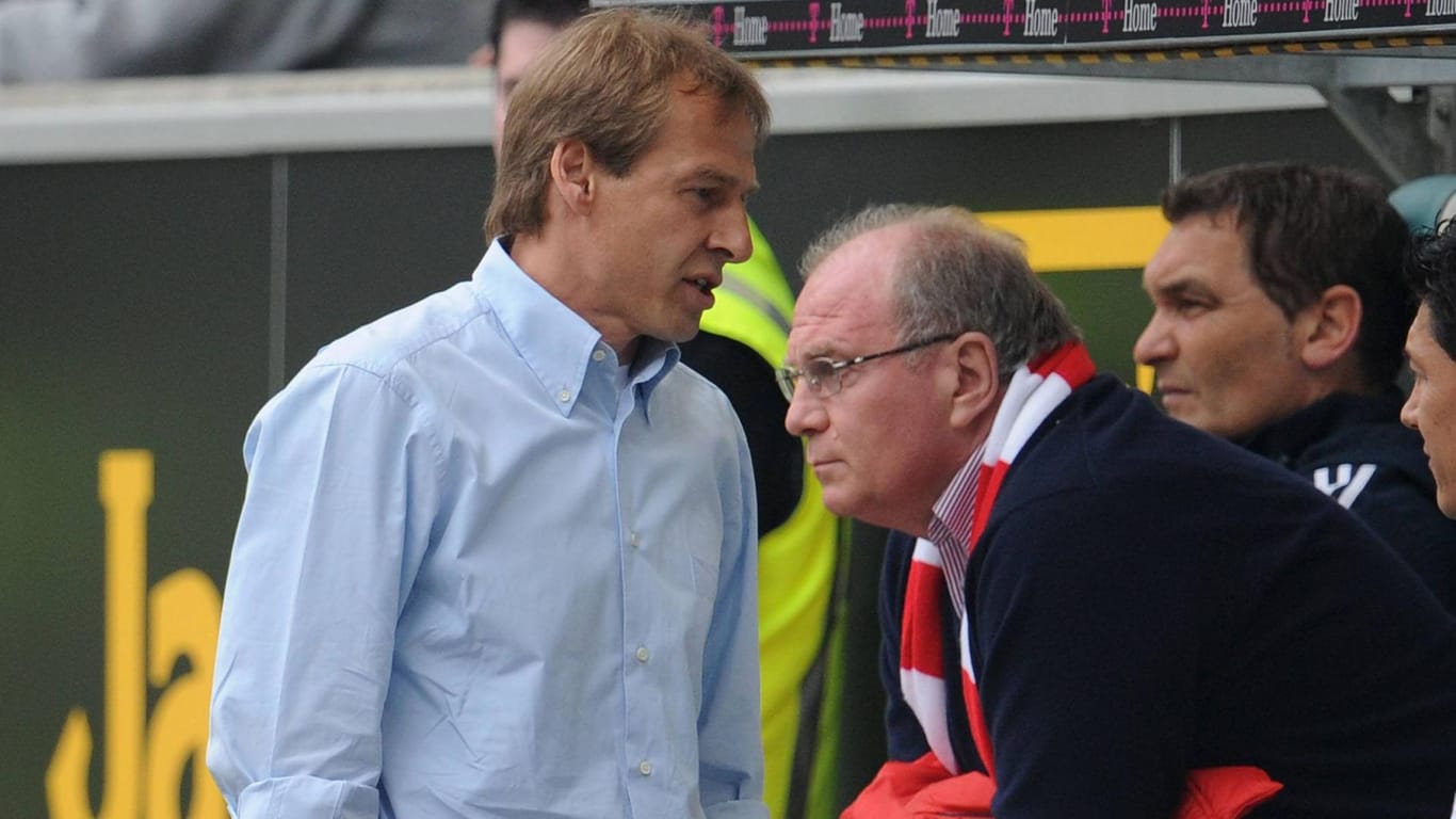 Bayern verliert 2009 mit 1:5 in Wolfsburg: Trainer Jürgen Klinsmann (l.) und Uli Hoeneß.