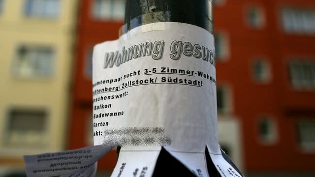 In begehrten Wohngegenden ein vertrauter Anblick: Wohnungssuche am Laternenpfahl. In begehrten Wohngegenden ein vertrauter Anblick: Wohnungssuche am Laternenpfahl.