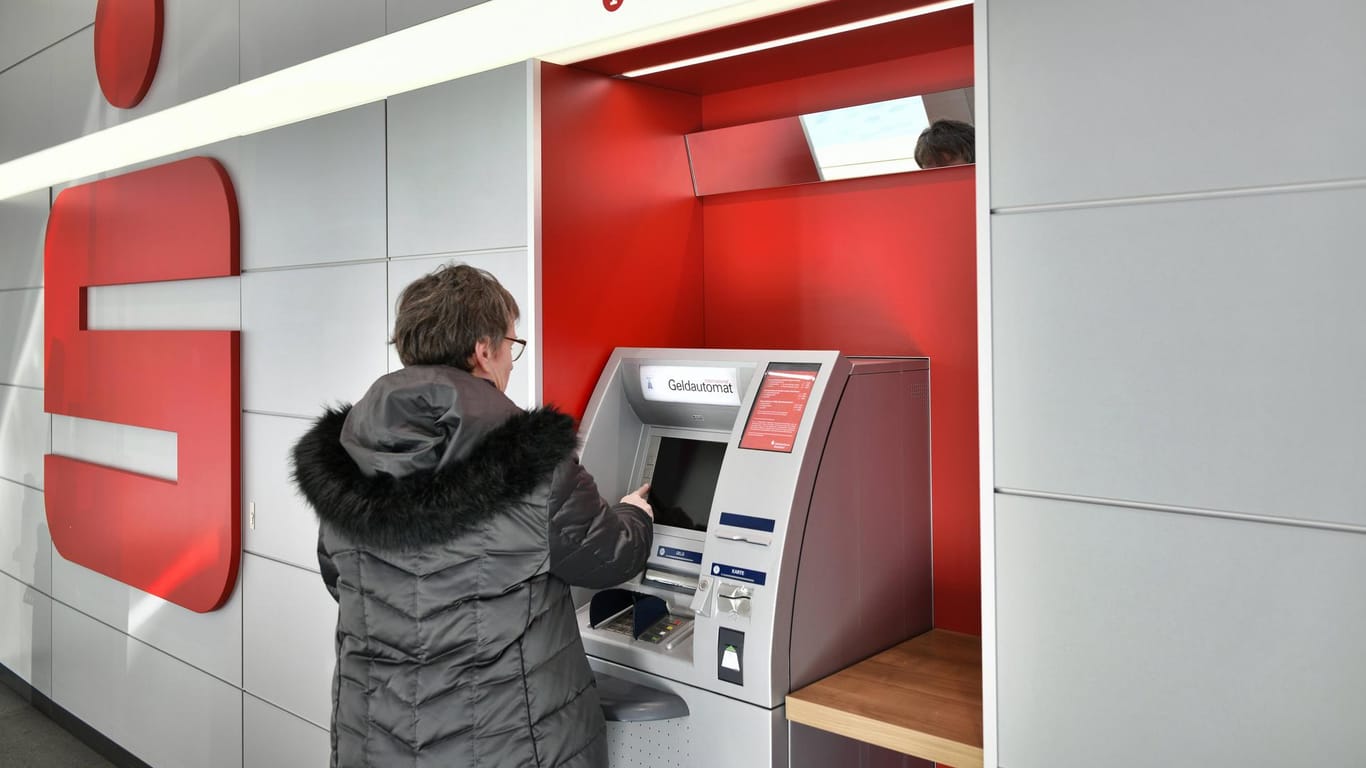 Frau am Geldautomat: Die Sparkasse führt ein neues Abhebesystem ein.