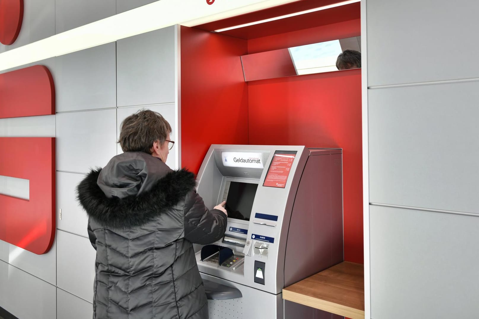 Frau am Geldautomat: Die Sparkasse führt ein neues Abhebesystem ein. Frau am Geldautomat: Die Sparkasse führt ein neues Abhebesystem ein.