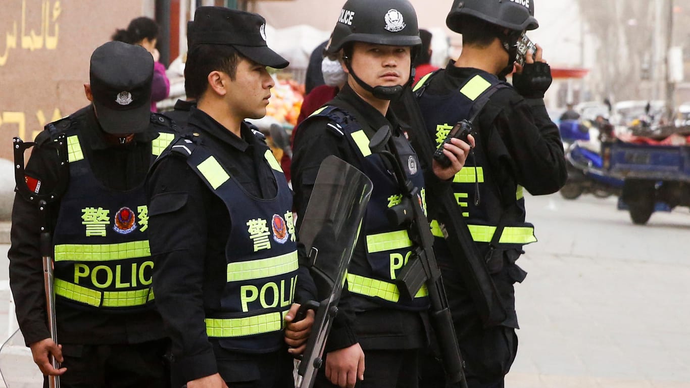 Chinesische Polizisten in Xinjiang: Die Minderheit der muslimischen Uiguren wird massiv überwacht.