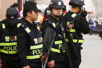 Chinesische Polizisten in Xinjiang: Die Minderheit der muslimischen Uiguren wird massiv überwacht.