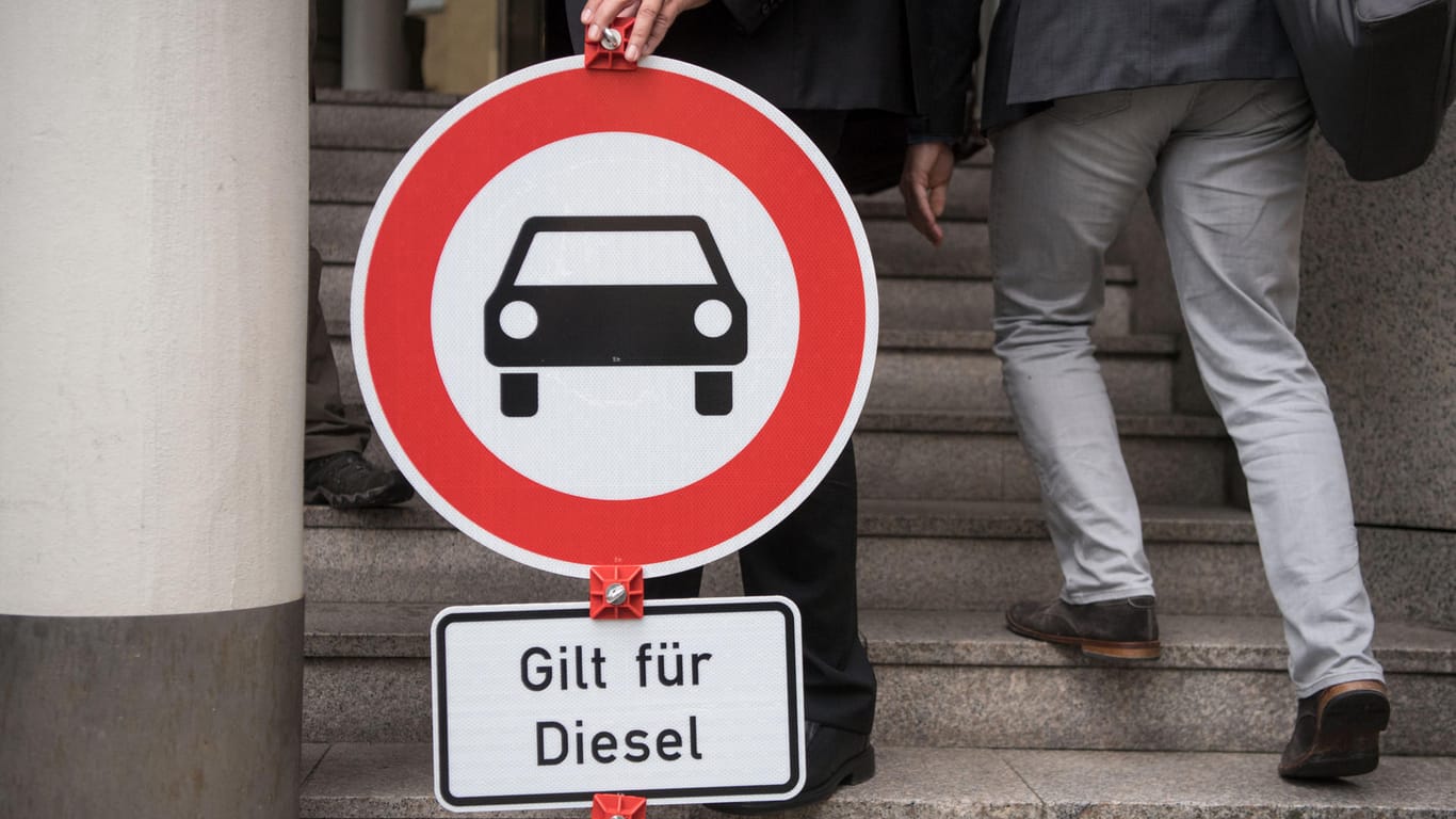 Ein "Durchfahrt verboten" Schild mit dem Zusatz «Gilt für Diesel» steht vor der Urteilsverkündung in der Klage gegen einen Luftreinhalteplan vor dem Verwaltungsgericht.