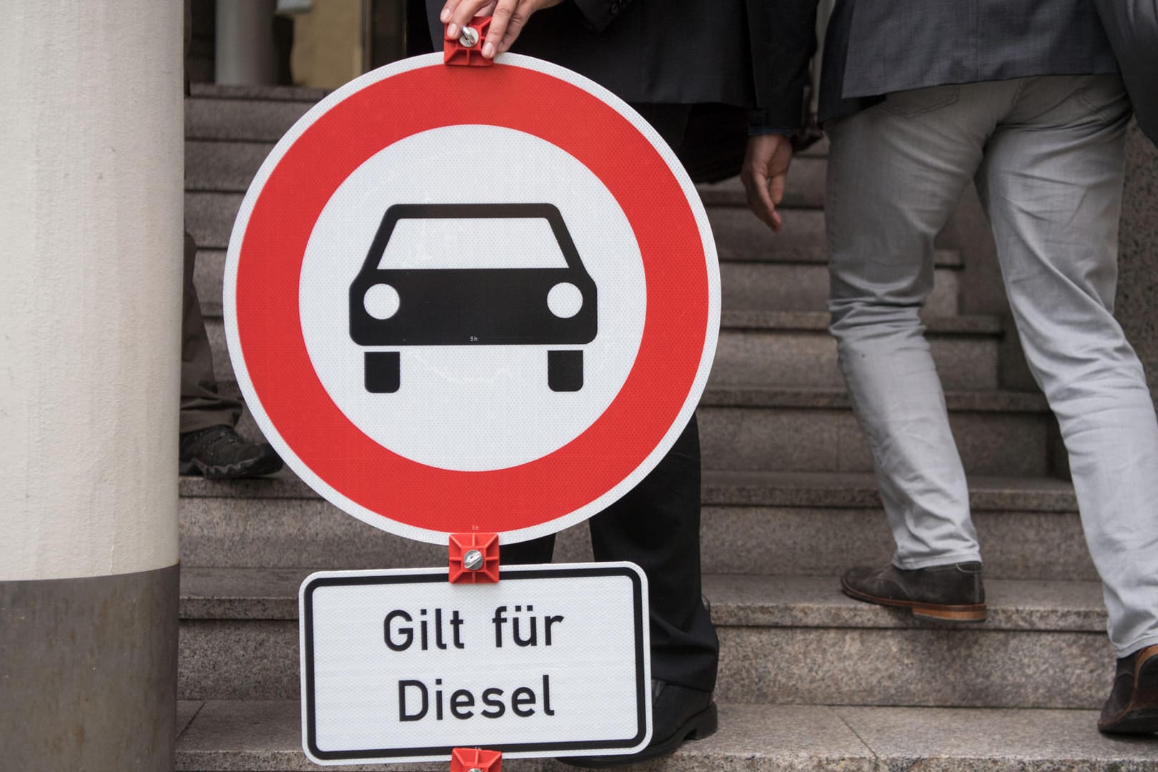 Ein "Durchfahrt verboten" Schild mit dem Zusatz «Gilt für Diesel» steht vor der Urteilsverkündung in der Klage gegen einen Luftreinhalteplan vor dem Verwaltungsgericht.
