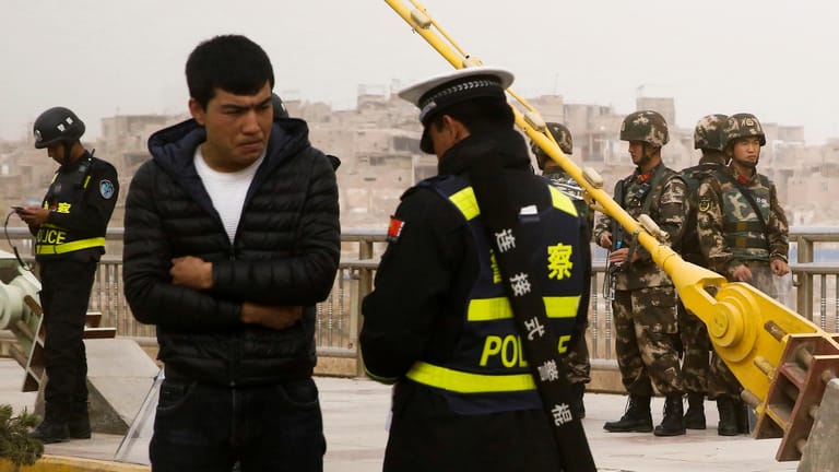 Personenkontrolle in Kaschgar: Die Unterdrückungspolitik gegen die Uiguren wird auch von den Vereinten Nationen kritisiert.
