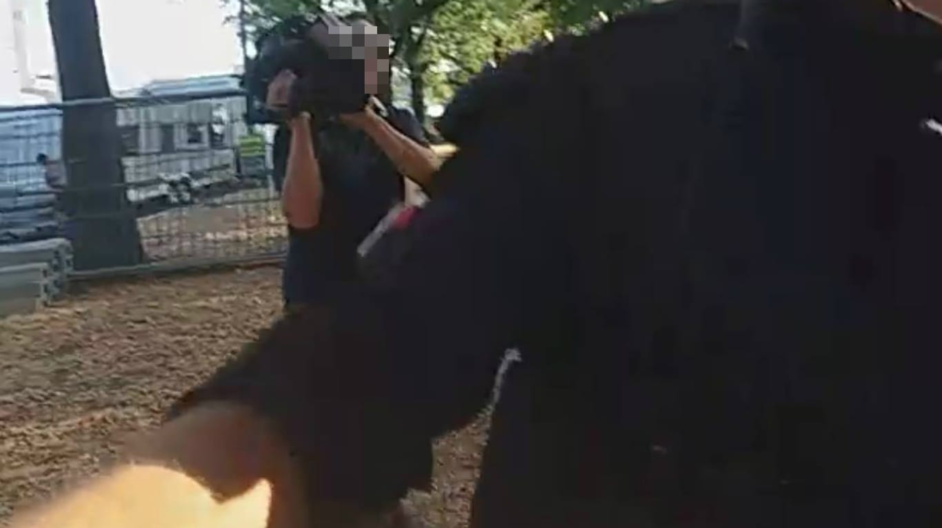 Screenshot aus einem Video: Ein Polizist drängt den Pegida-Sympathisanten ab, der den Kameramann filmen will.