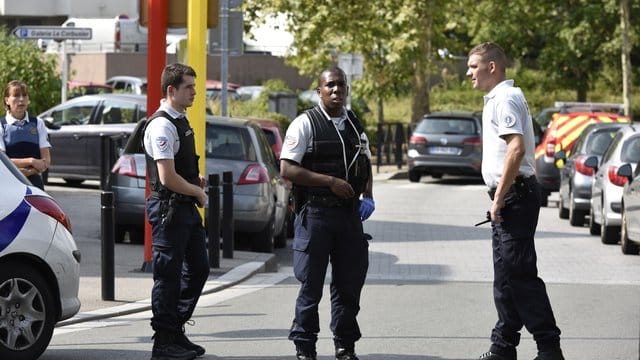 Polizisten sichern den Tatort nach der Messerattacke mit zwei Toten und einem Verletzten. Polizisten sichern den Tatort nach der Messerattacke mit zwei Toten und einem Verletzten.