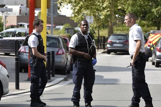 Polizisten sichern den Tatort nach der Messerattacke mit zwei Toten und einem Verletzten.