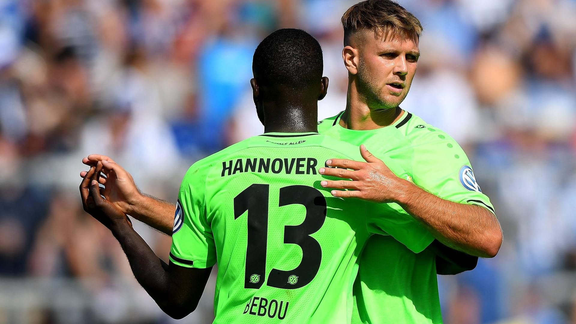 Ihlas Bebou (l.) und Niclas Füllkrug jubeln im Pokalspiel beim Karlsruher SC.