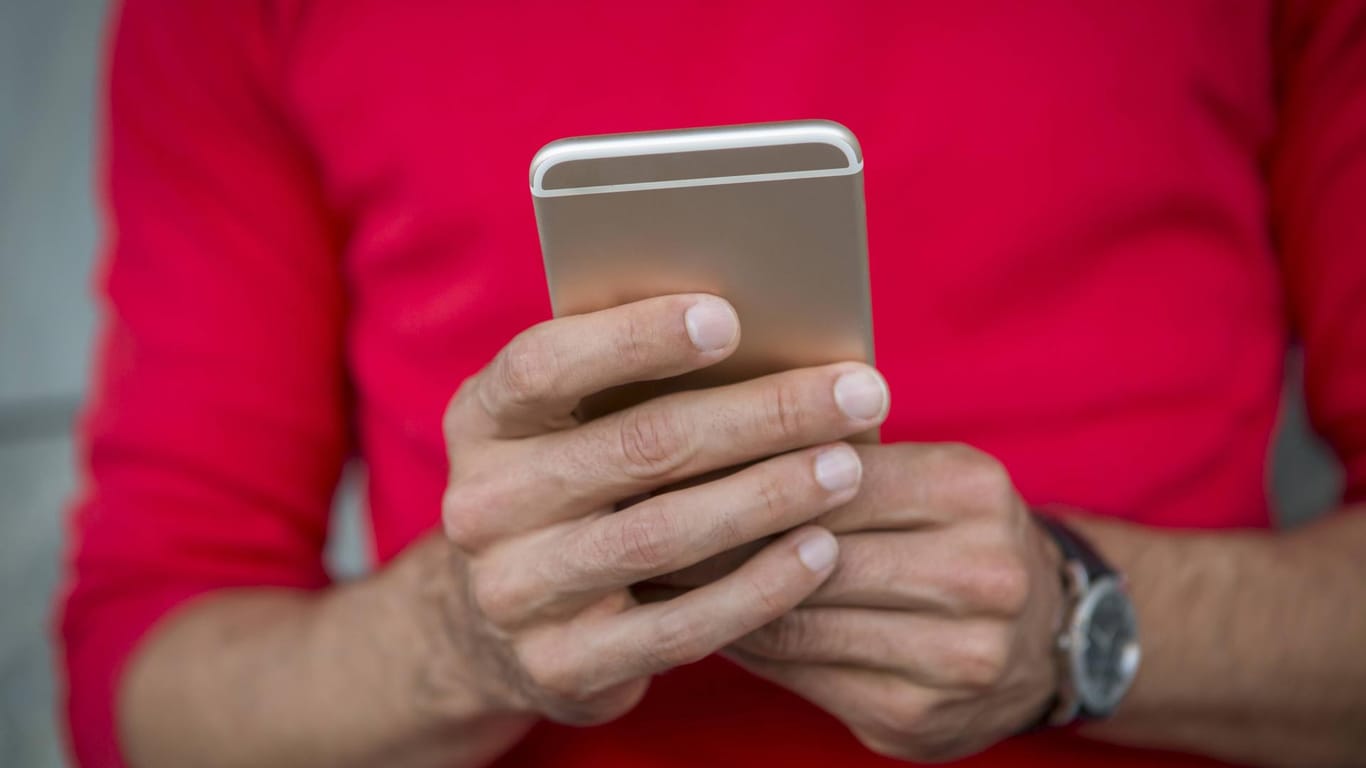 Mann beim Verfassen einer Nachricht auf dem iPhone (Symbolbild): Es gibt verschiedene Möglichkeiten einzustellen, wer und wann Bestätigung bekommt, wenn man Nachrichten gelesen hat.