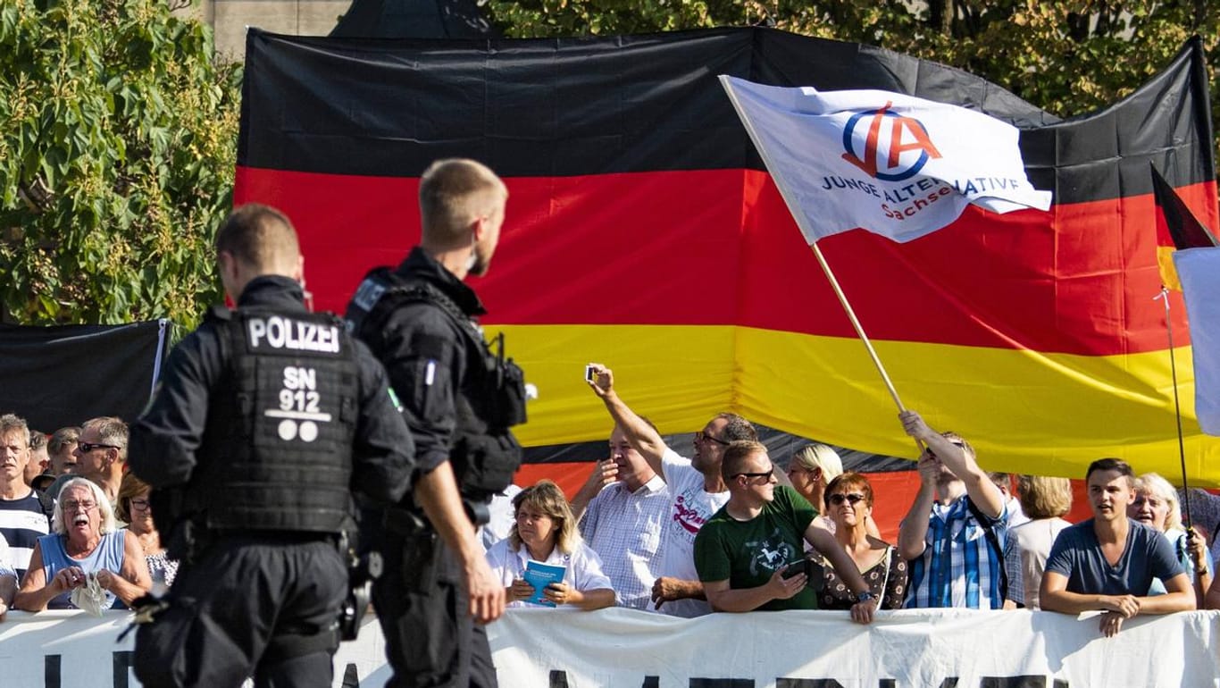 Anhänger von Pegida und AfD im Hintergrund, Polizisten im Vordergrund: "Es gibt ekinen Sachsensumpf", sagt der stellvertretende Bundesvorsitzende der Gewerkschaft der Polizei, Jörg Radek.