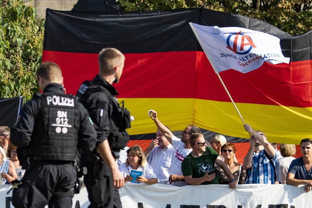 Anhänger von Pegida und AfD im Hintergrund, Polizisten im Vordergrund: "Es gibt ekinen Sachsensumpf", sagt der stellvertretende Bundesvorsitzende der Gewerkschaft der Polizei, Jörg Radek.