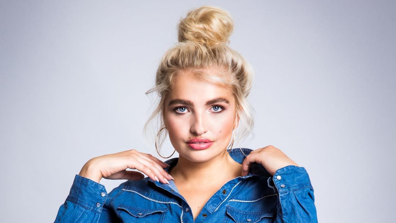 Sarina Nowak: Als erfolgreiches Curvy Model und Influencerin macht sie die Kandidatinnen für Social Media fit.