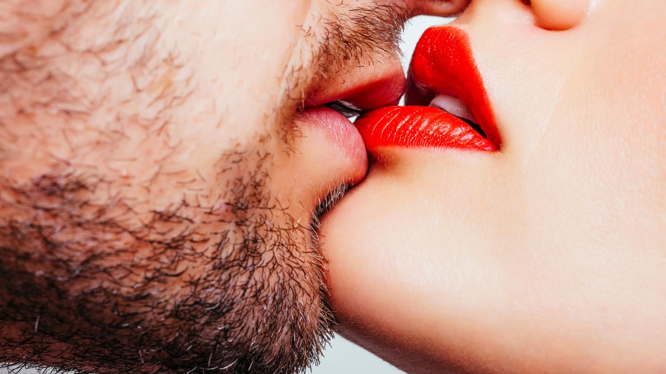 Paar beim Küssen: Eine US-Firma produziert Pornofilme, in denen der Kunde die Hauptrolle spielen kann.