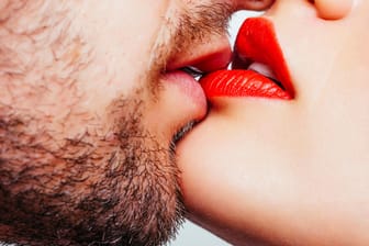 Paar beim Küssen: Eine US-Firma produziert Pornofilme, in denen der Kunde die Hauptrolle spielen kann.