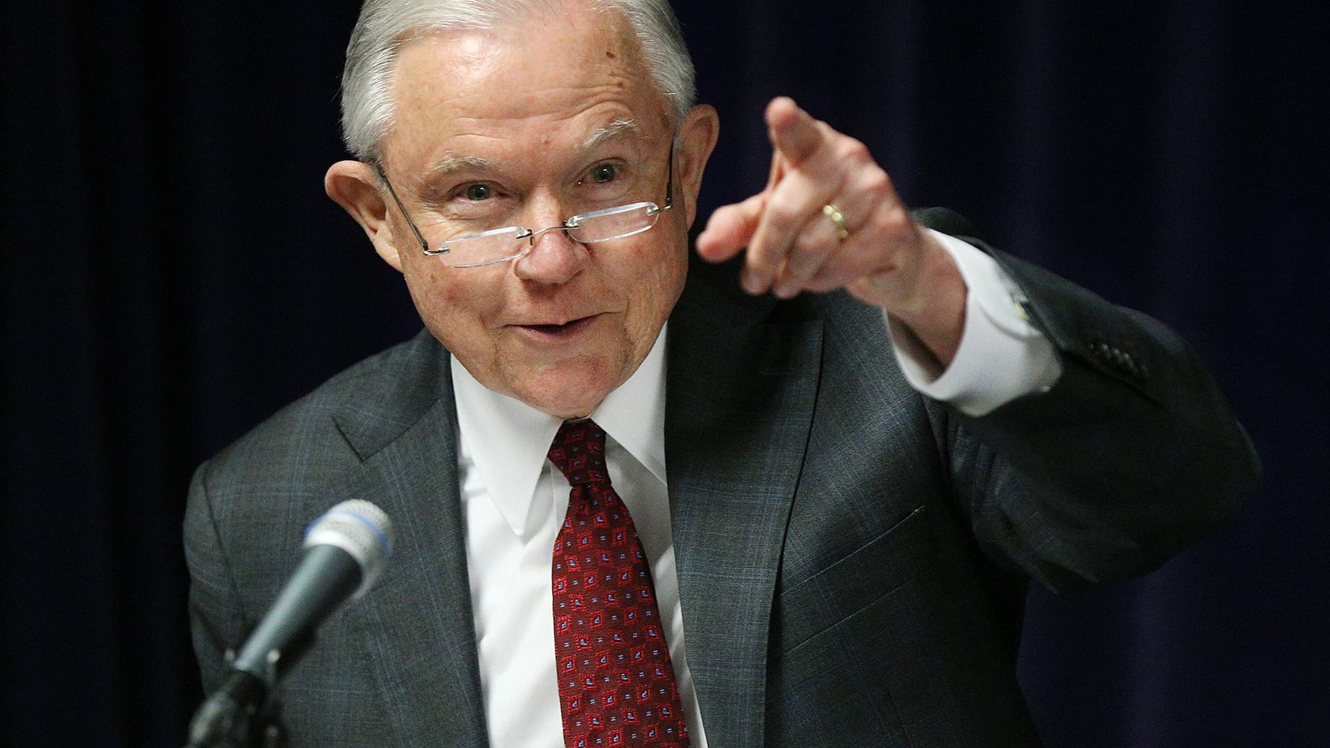 Justizminister Jeff Sessions wurde von US-Präsident Donald Trump wüst beschimpft. Nun wehrt er sich gegen die Angriffe. Justizminister Jeff Sessions wurde von US-Präsident Donald Trump wüst beschimpft. Nun wehrt er sich gegen die Angriffe.