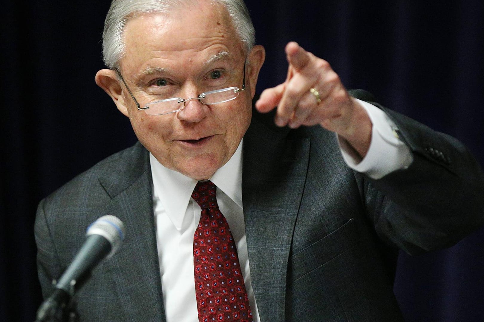 Justizminister Jeff Sessions wurde von US-Präsident Donald Trump wüst beschimpft. Nun wehrt er sich gegen die Angriffe.