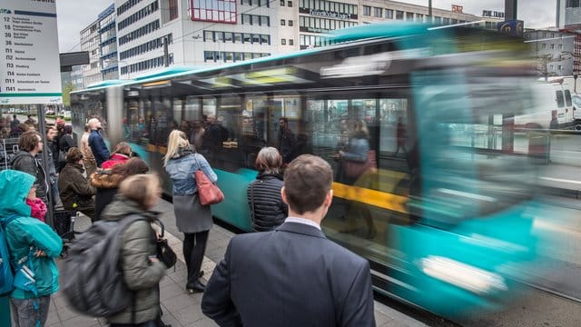 Busfahrer haben eine vertragliche Schutzpflicht gegenüber den Fahrgästen. Busfahrer haben eine vertragliche Schutzpflicht gegenüber den Fahrgästen.