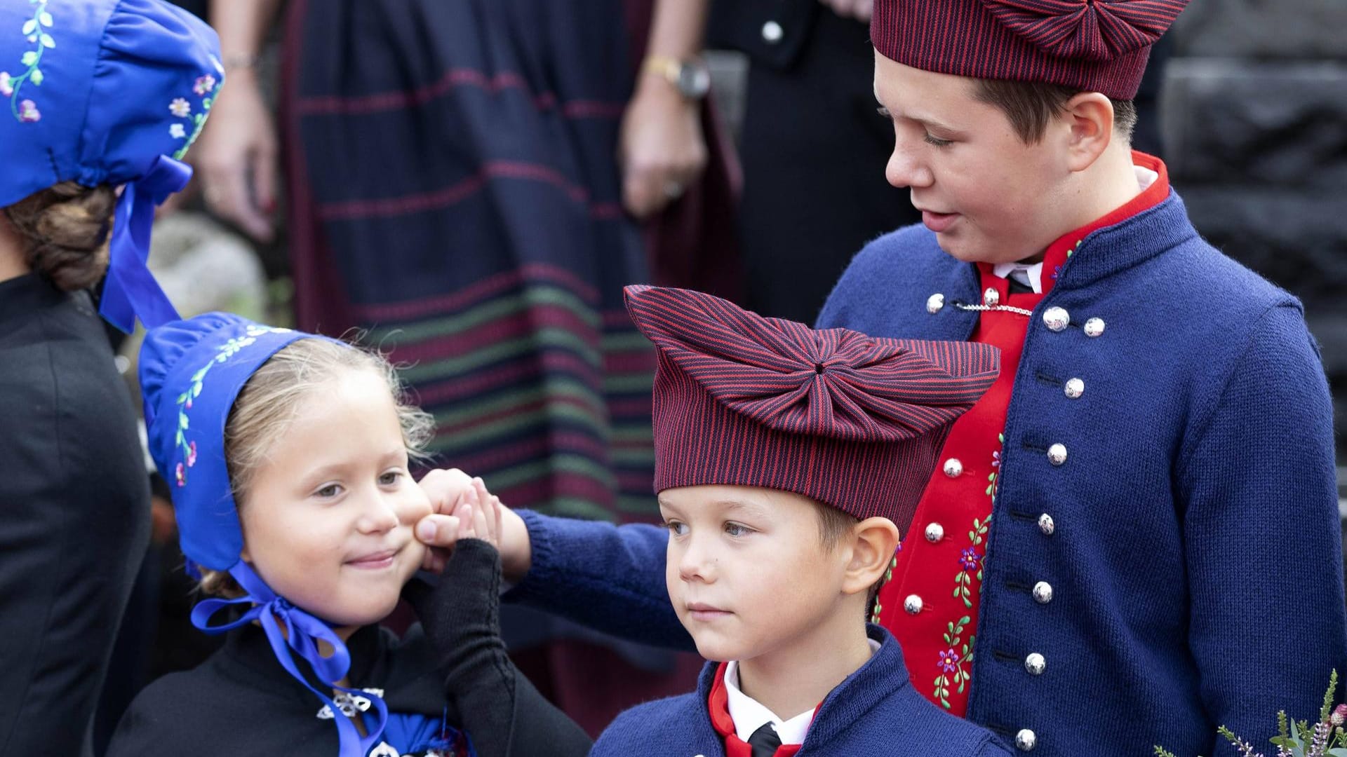 Neckereien unter Geschwistern: Prinz Christian (o.r.) kneift seiner kleinen Schwester Josephine (l.) sanft in die Wange. Ihr Zwillingsbruder Vincent scheint hochkonzentriert.