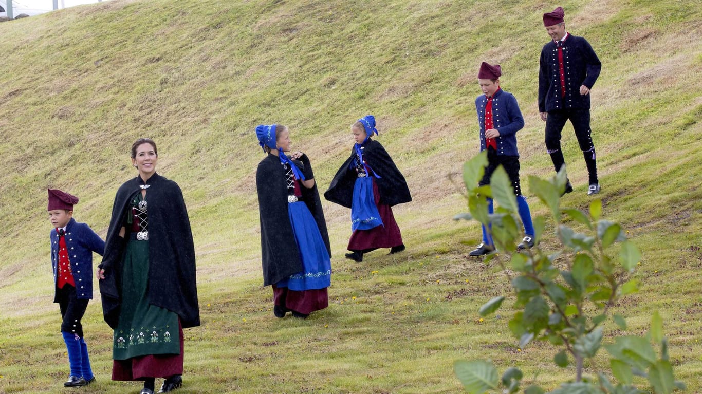 Wie aus alten Zeiten: Die dänischen Kronprinzenfamilie erklimmt die Hügel der Färöer Inselgruppe.