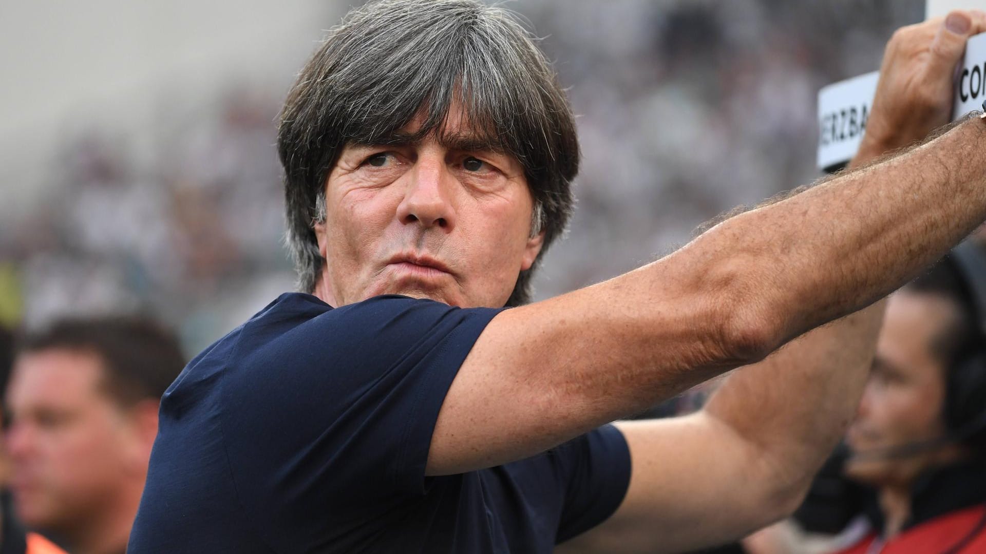 Nachdenklich: Bundestrainer Joachim Löw hat in den vergangenen Wochen die WM analysiert. Heute ist Deadline-Day, heute muss er die Ergebnisse präsentieren. Nachdenklich: Bundestrainer Joachim Löw hat in den vergangenen Wochen die WM analysiert. Heute ist Deadline-Day, heute muss er die Ergebnisse präsentieren.