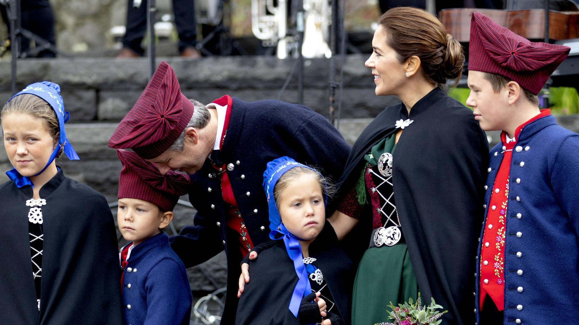 Erschöpfte Mini-Royals: So eine Tour mit Mama und Papa kann ganz schön anstrengend sein.