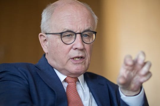 Unionsfraktionschef Volker Kauder am Donnerstag während eines Interviews mit der dpa.