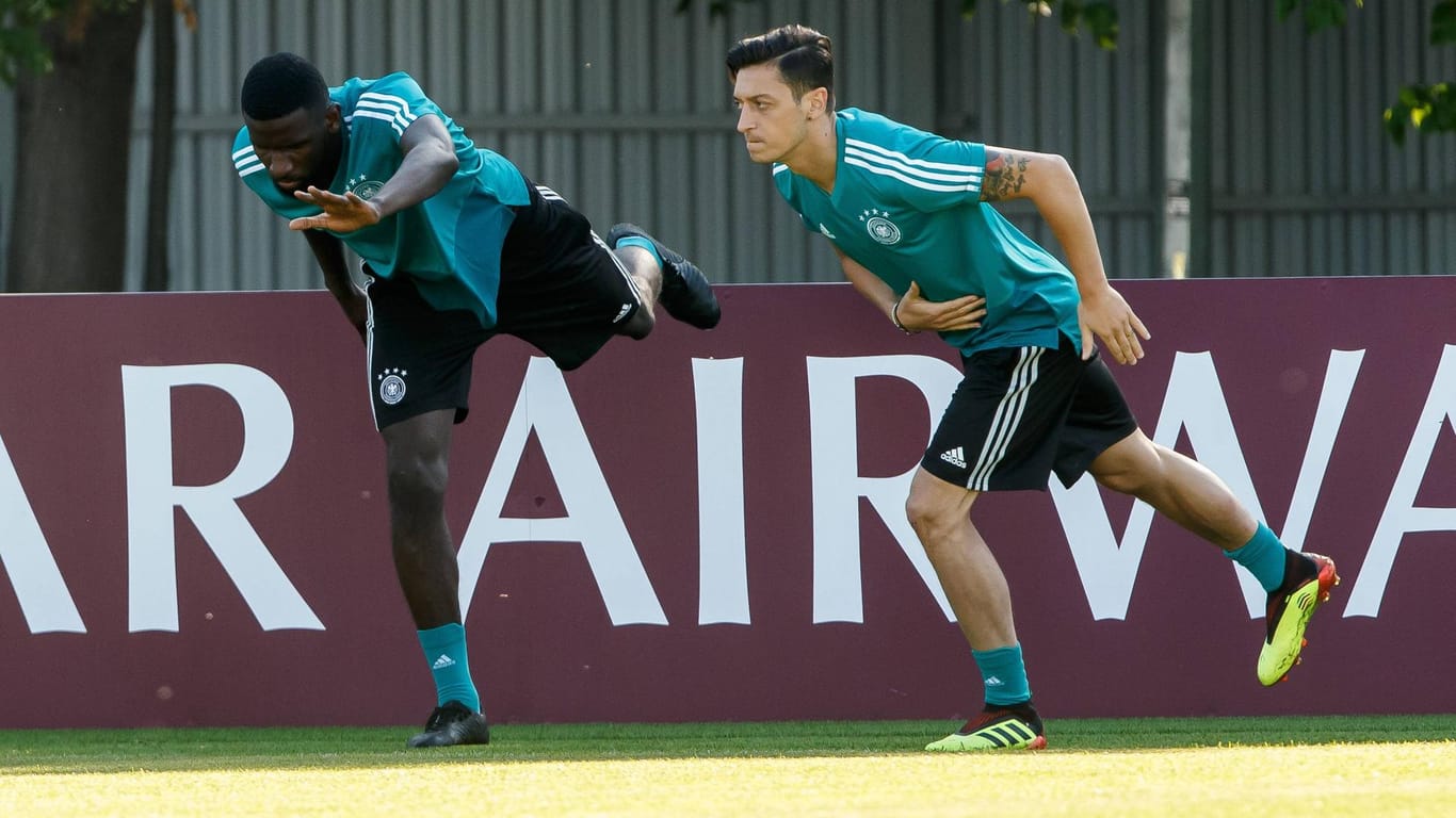 Antonio Rüdiger (l.) und Mesut Özil beim gemeinsamen Training der deutschen Nationalmannschaft. Das wird es nun nicht mehr geben.