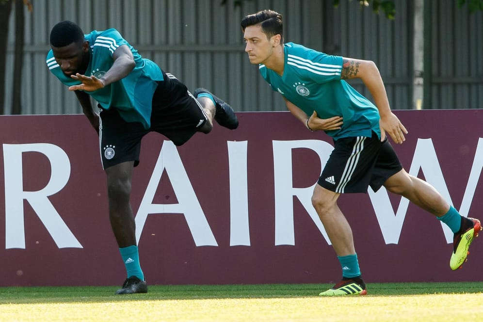 Antonio Rüdiger (l.) und Mesut Özil beim gemeinsamen Training der deutschen Nationalmannschaft. Das wird es nun nicht mehr geben.