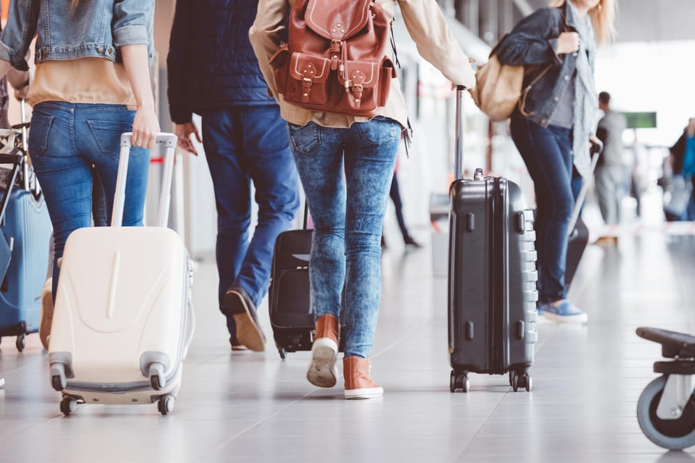 Passagiere mit Koffern: Viele Fluggäste reisen nur noch mit Handgepäck. Für Ryanair sind die Handgepäckkoffer jedoch ein Problem.