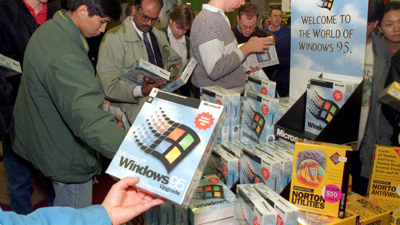 Käufer am Erscheinunngstag von Windows 95: Das Kult-Betriebssystem erlebt jetzt ein Comeback - als App.