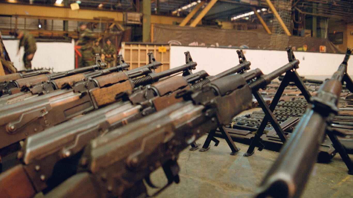 Konfiszierte Waffen 2002 in Bosnien: Trotz umfangreicher Sicherstellungen sind weiterhin große Bestände zum Teil ungesichert.