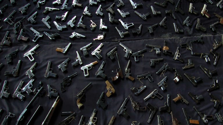 Rund 600 Waffen im mazedonischen Skopje: Dort zerstörte die Polizei die konfiszierten Pistolen im Jahr 2007.