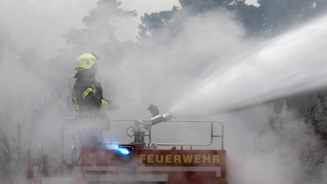 Feuerwehr im Einsatz: In Brandenburg kämpfen Einsatzkräfte mit einem Waldbrand, der sich seit Donnerstagnachmittag auf 400 Hektar ausgebreitet hat.