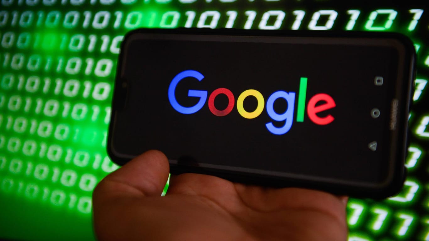 Google-Logo auf einem Smartphone: Sperre für Iran-Konten