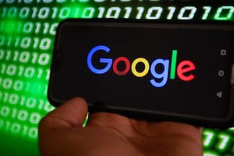 Google-Logo auf einem Smartphone: Sperre für Iran-Konten