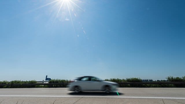 Sonnenschutz für Autoscheiben gibt es schon für wenig Geld zu kaufen.