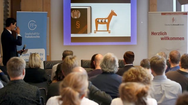 Journalisten verfolgen eine Pressekonferenz der Gesellschaft für Freiheitsrechte (GFF) und des Deutschen Anwaltsvereins (DAV) zur Verfassungsbeschwerde gegen "Staatstrojaner". Journalisten verfolgen eine Pressekonferenz der Gesellschaft für Freiheitsrechte (GFF) und des Deutschen Anwaltsvereins (DAV) zur Verfassungsbeschwerde gegen "Staatstrojaner".
